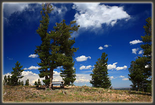 Picnic table at the North Lone Pine trailhead